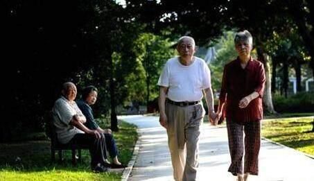老人每天什么时间走路锻炼最好?原来一直做错