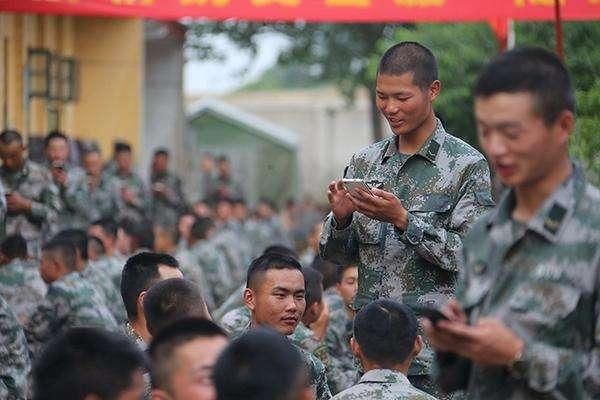 中国军人开放手机使用,可是你知道智能手机进