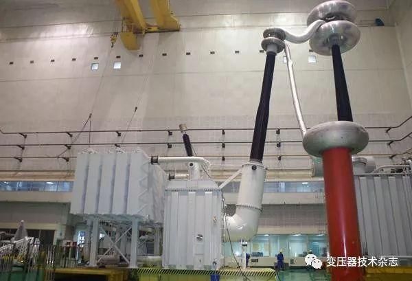 近日,继为陕西能源赵石畔煤电有限公司雷龙湾电厂研制成功1台1000千伏 400兆伏安单相发电机升压变压器之后,西电西变又为陕西榆能横山煤电一体化项目电厂一期21000兆瓦新建工程成功制造1台1000千伏 400兆伏安单相发电机升压变压器。 西电西变承接这两个工程的12台1000千伏 400兆伏安单相发电机升压变压器,是目前国产1000千伏电压等级容量最大的发电机变压器,再一次彰显了该司批量设计生产百万伏产品的实力,提升了XD品牌在百万伏市场的竞争能力。 西电西变对待特高压产品始终怀着敬畏之心,精心组织、