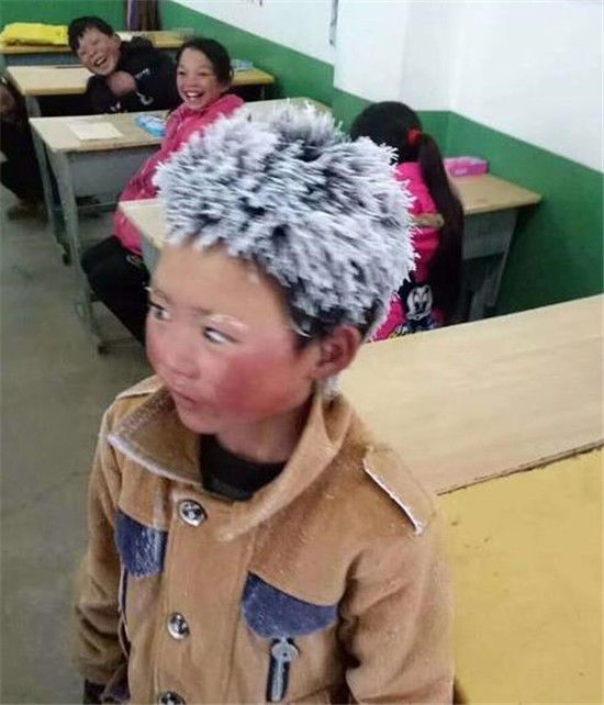 云南冰花男孩成网红 徒步上学衣衫单薄变雪人