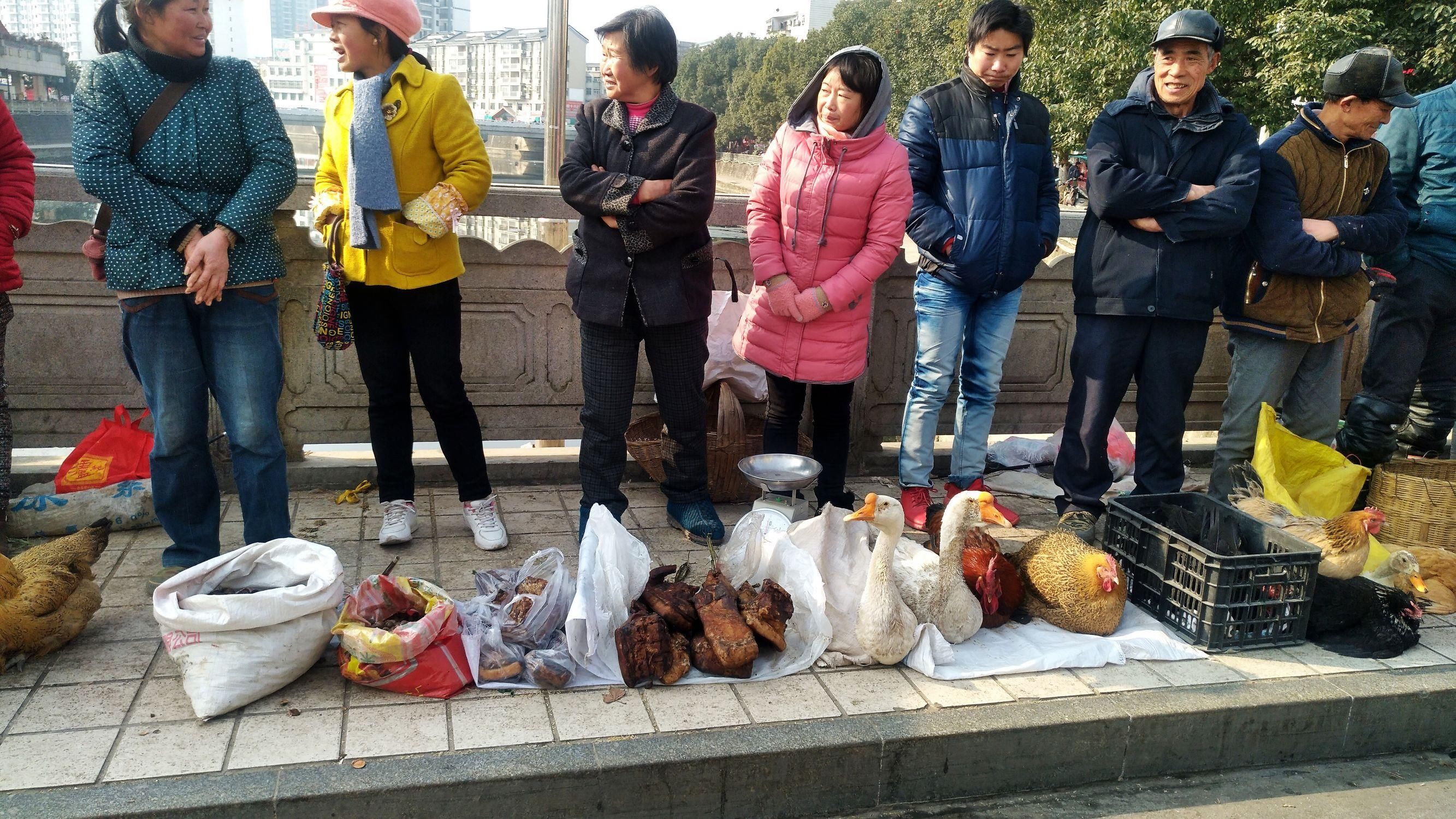 陕西土特产走俏年货市场 汉中农民半夜走路进城摆摊