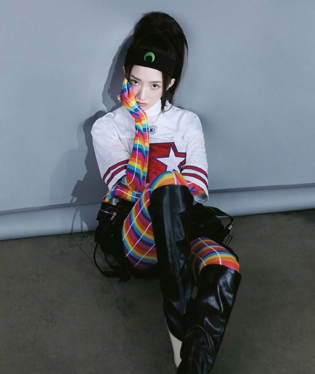 孟美岐真敢穿,七彩条纹秋裤配9千9的高筒靴,让人一眼就看到她 ibet国际集团