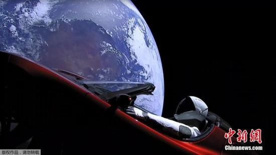 “猎鹰重型”火箭所载特斯拉跑车向小行星带移动