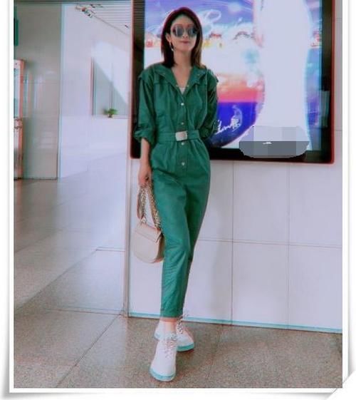 一直看到大专文穿王子裤胸下全是腿,以为赵丽专业什么有连体女生学图片