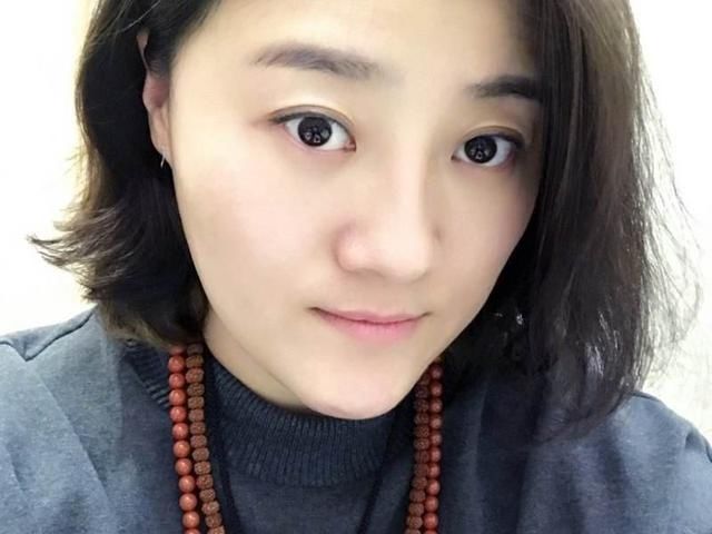 大衣哥儿媳回门宴造型曝光，唇红齿白身材高挑，比新婚造型还好看