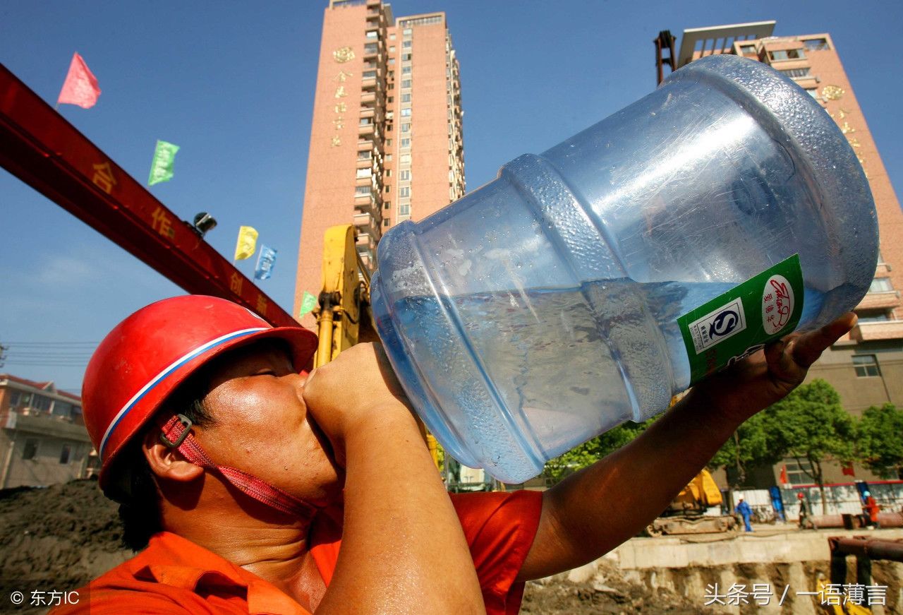 建筑工地上的农民工，常常遇到骄阳似火，你能忍受吗