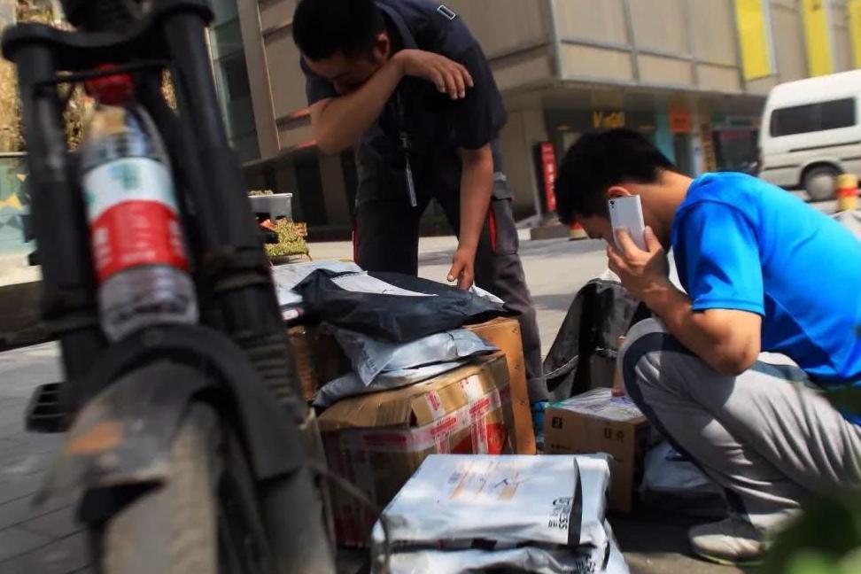 快递小哥女友:男友1个月送5000件快递,看到收