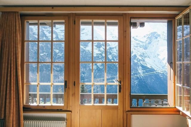 小镇以瀑布闻名：每年300万游客前来，当地人懒得开店赚钱