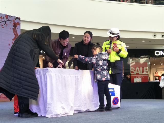 亲子体验课 和渭南高新交警一起学习交通安全知识