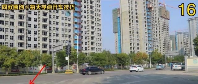 路口黄灯持续闪烁