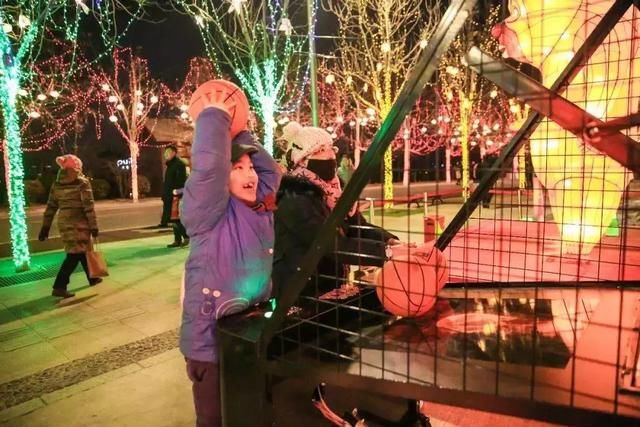 我在唐山 欢喜过年 走！约上小伙伴，到南湖景区看灯展去！