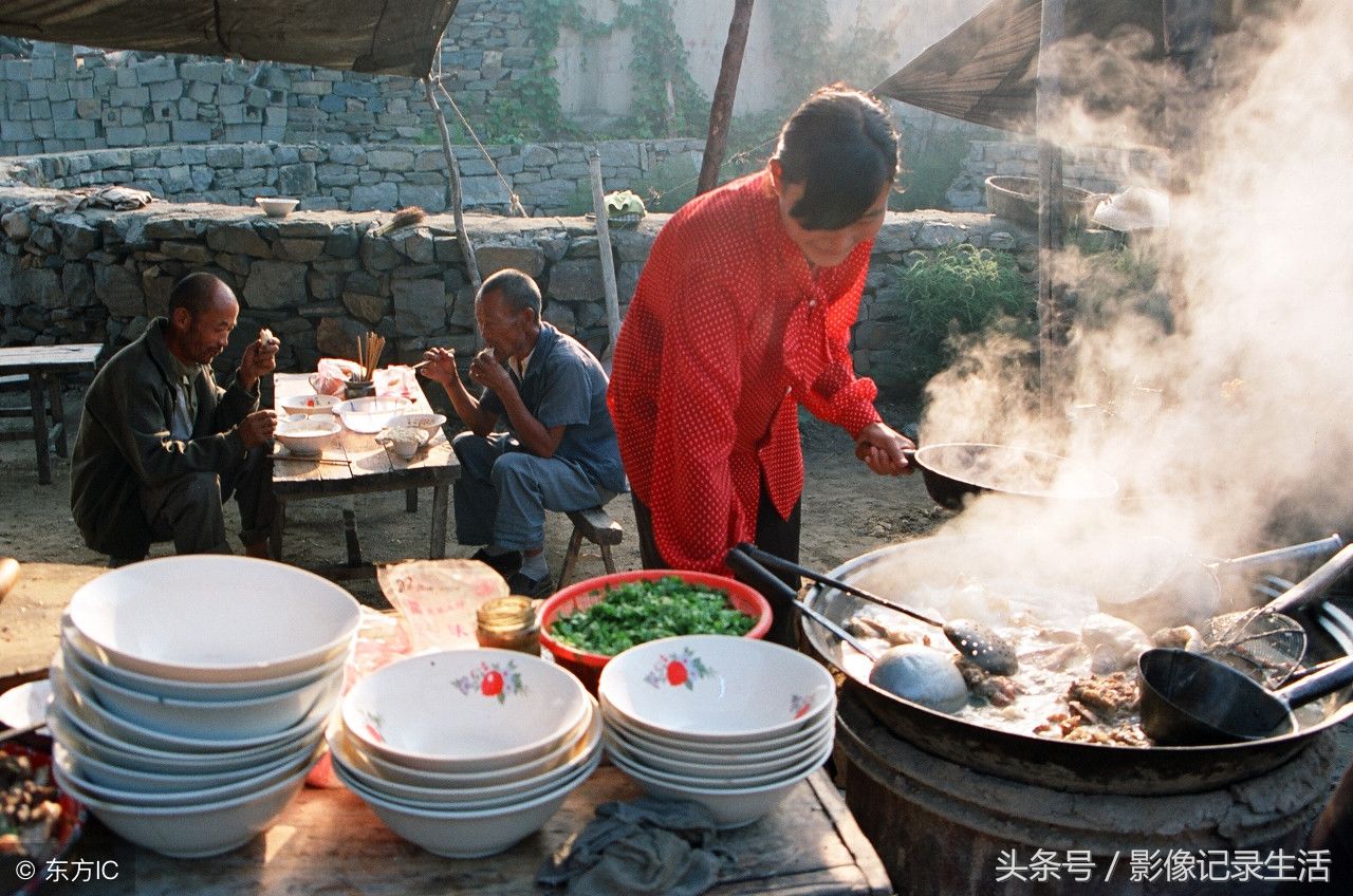 20年前农村大集，摩托车是时代的产物，现在有的话已经成为古董