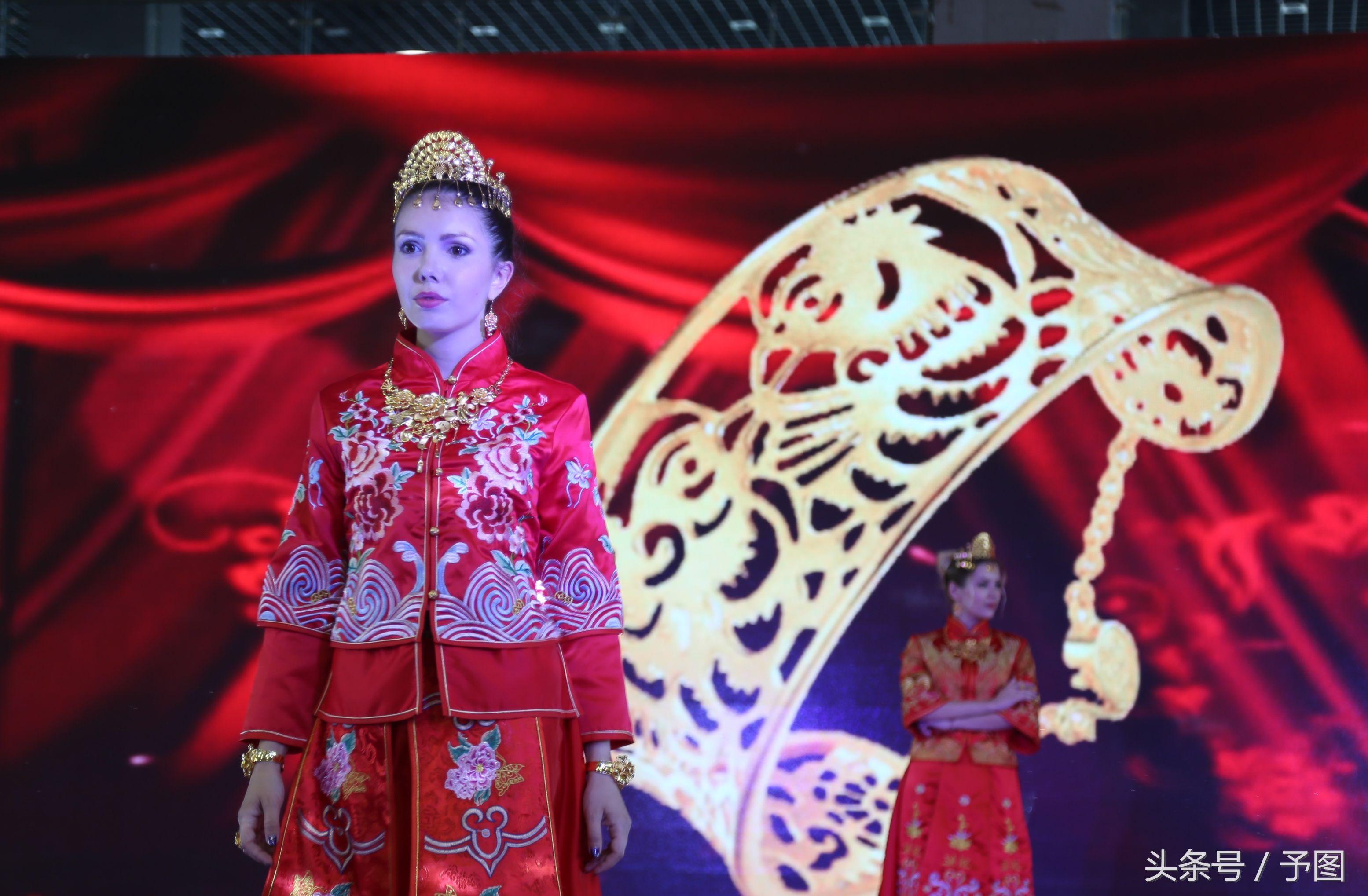 四位外国模特穿秀禾服与中国姑娘争相斗艳,穿