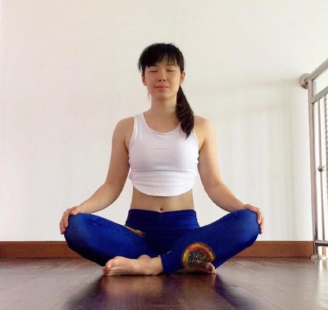 春节在家练习瑜伽，不用专业健身器材，你也能锻炼出腹肌！