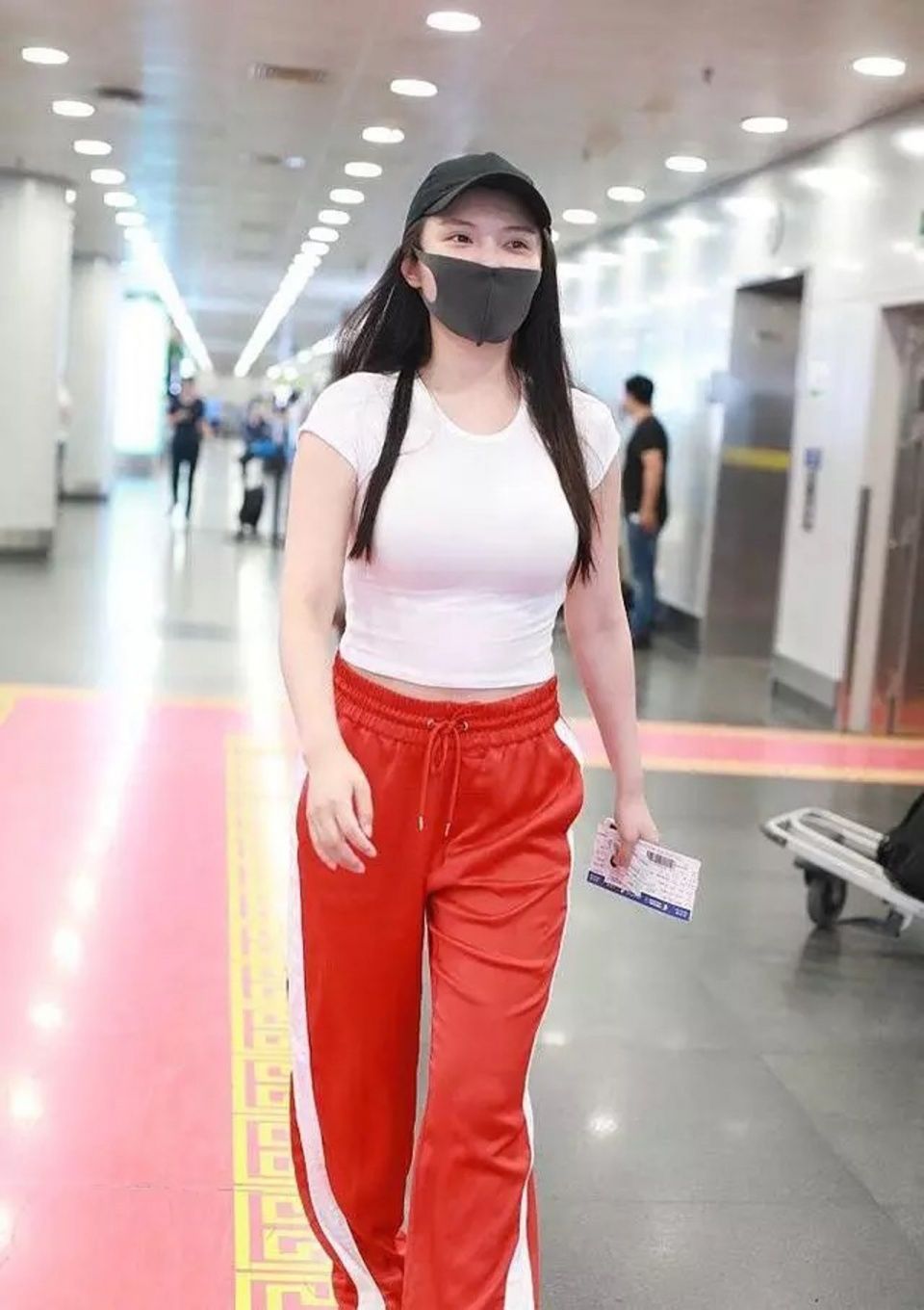 去看世界杯?女神徐冬冬大胆放飞自我 颜值惊艳