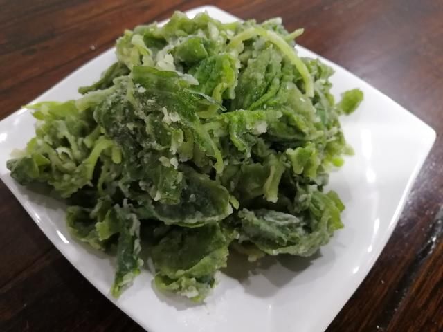 蒸野菜时,先拌点植物油再撒面粉,这样蒸出来的菜散松又鲜亮!