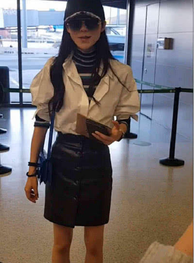 粉丝在机场送韩雪礼物,看到标价后,转身第一反