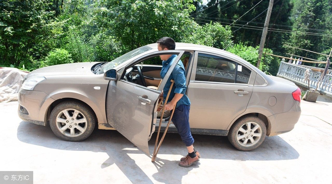 两脚不听使唤靠双拐行走的他,学驾照开轿车顽强拼搏成功逆袭