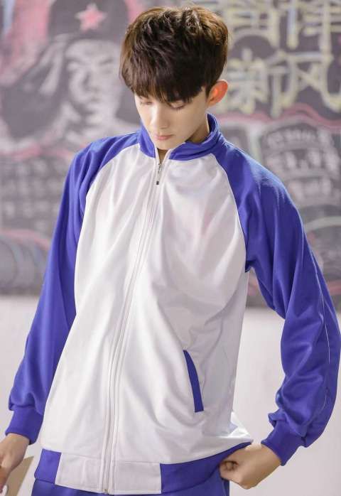 吴磊穿校服教室学习 网友:学校欠我一个帅学长