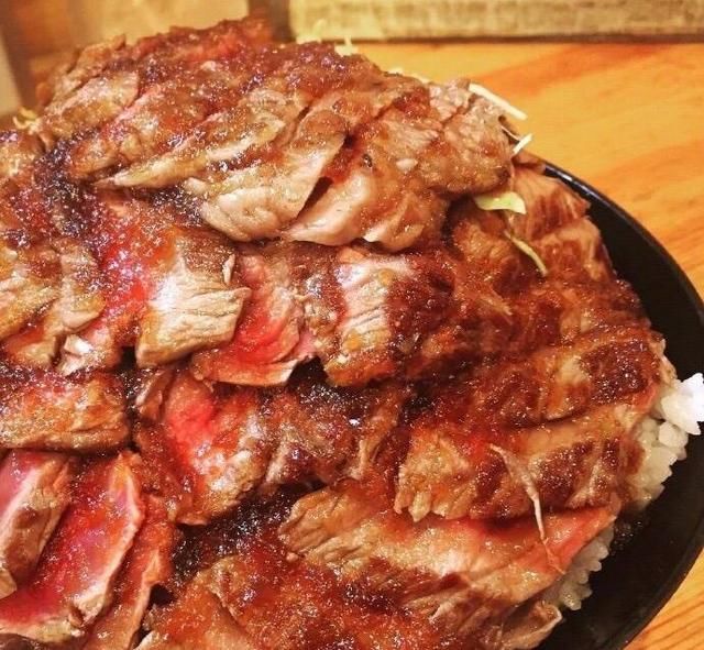 日本这家“牛肉盖饭”里的牛肉竟然比饭还要多！太幸福了吧！