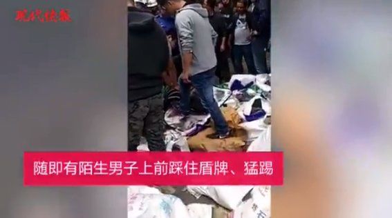 被曝“踹头执法”，城管副大队长在工作群号召顶起辱骂记者网帖