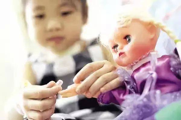 惊险!3岁宝宝误吞纽扣电池1天半…