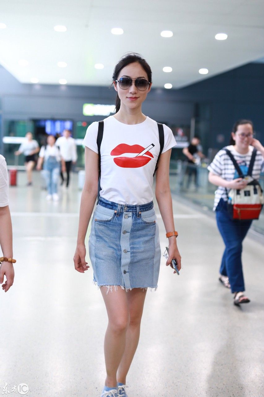 韩雪身背LV包现身机场:网友:亮点不在包,而在她