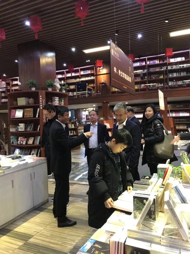 马云再次夜访武汉这家书店，除了看书还看飞机