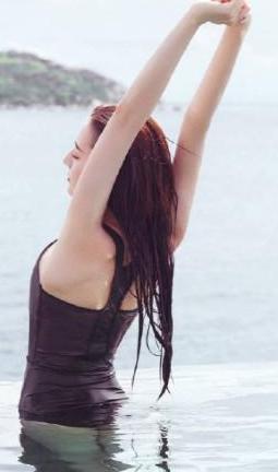 迪丽热巴持靓行凶,身着泳装大秀好身材!网友:模特饭碗都要抢!