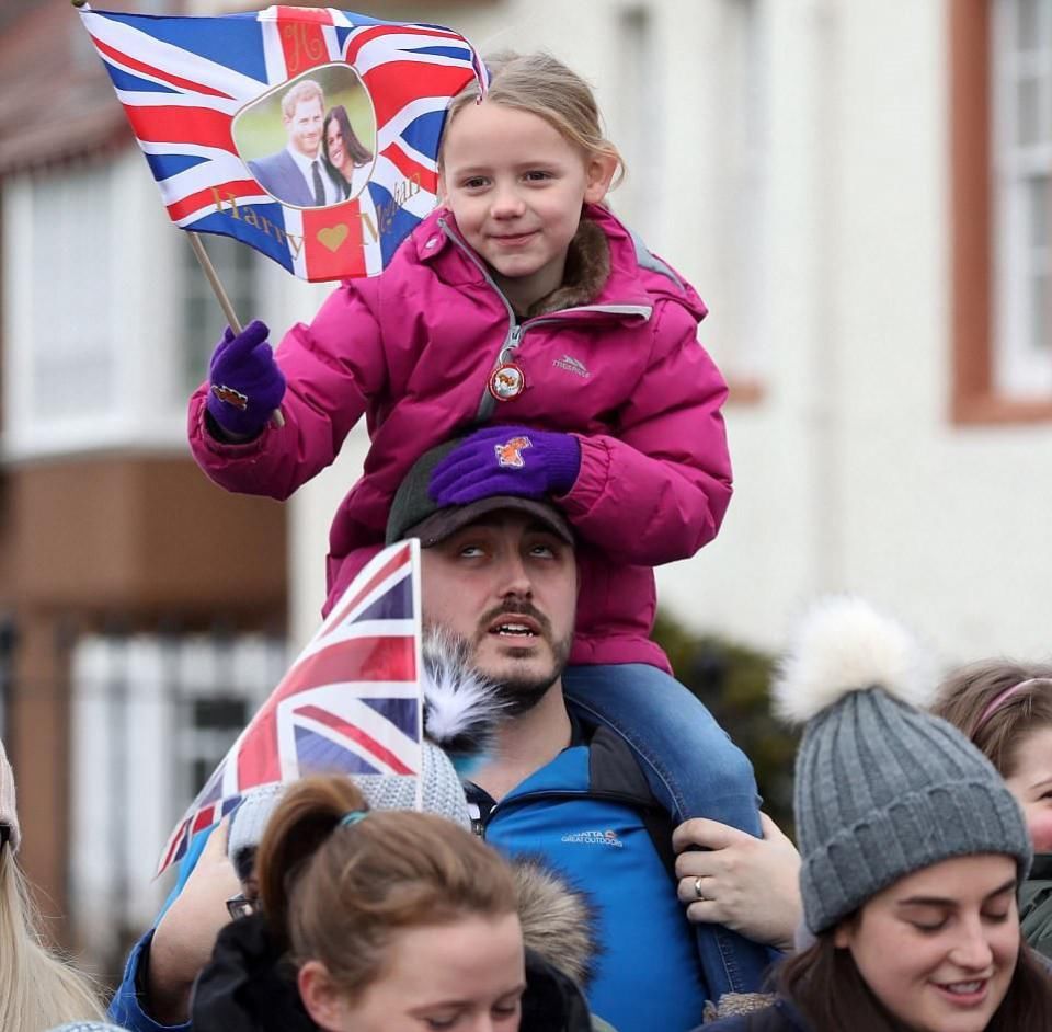 英国哈里王子和未婚妻苏格兰受欢迎，梅根汉的着装打扮很应景