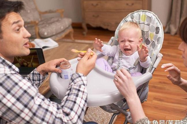 宝宝吃太饱出现夜闹的4个表现, 小心影响大脑