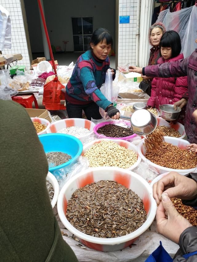 看看农村集市上，真正一天毛收入上万的地摊，现场难以控制