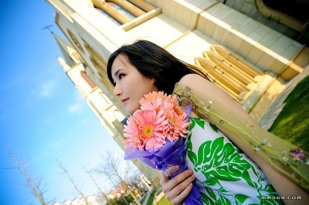 旅途中遇到的手捧花朵的女孩