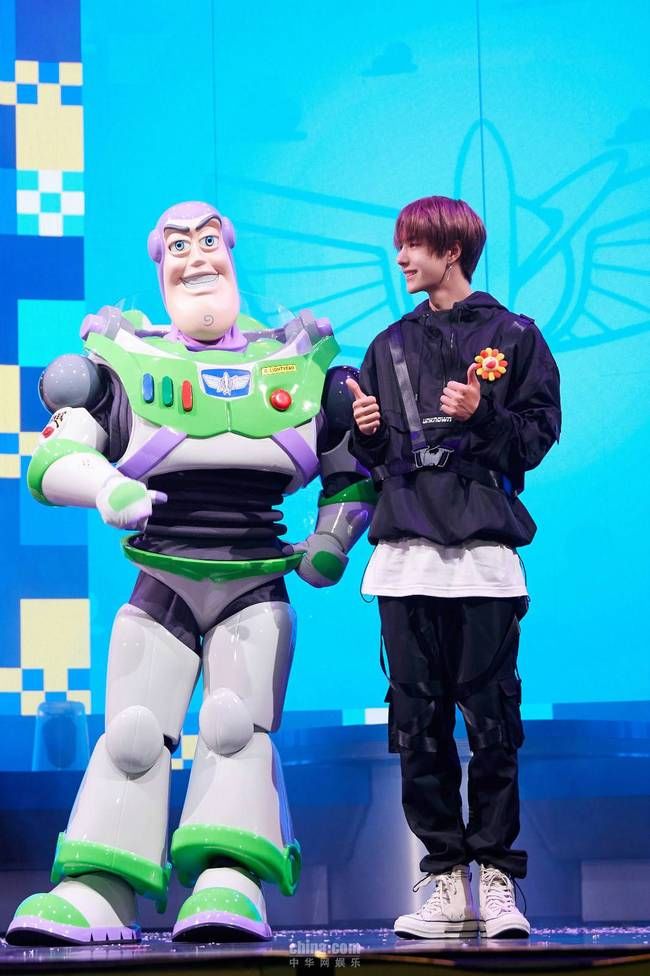 人气偶像王一博亮相迪士尼 高能热舞点燃初夏