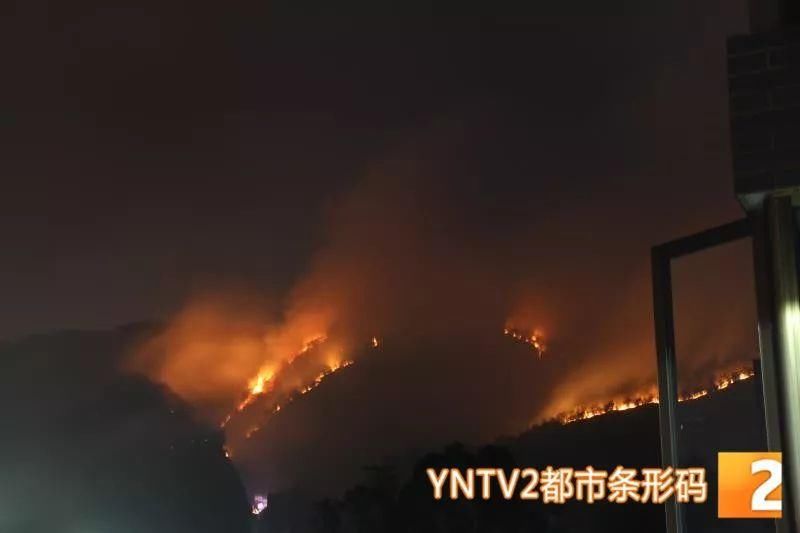 紧急!近千人20小时奋力救火，出动直升机吊桶，昨夜昆明长虫山山