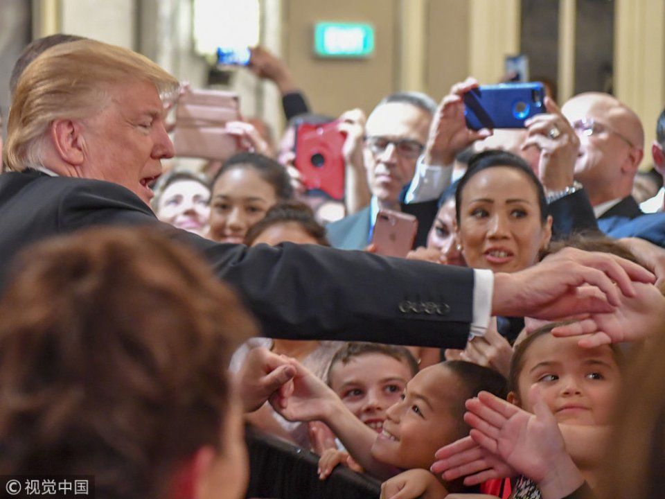 特朗普会见美国驻新加坡大使馆人员