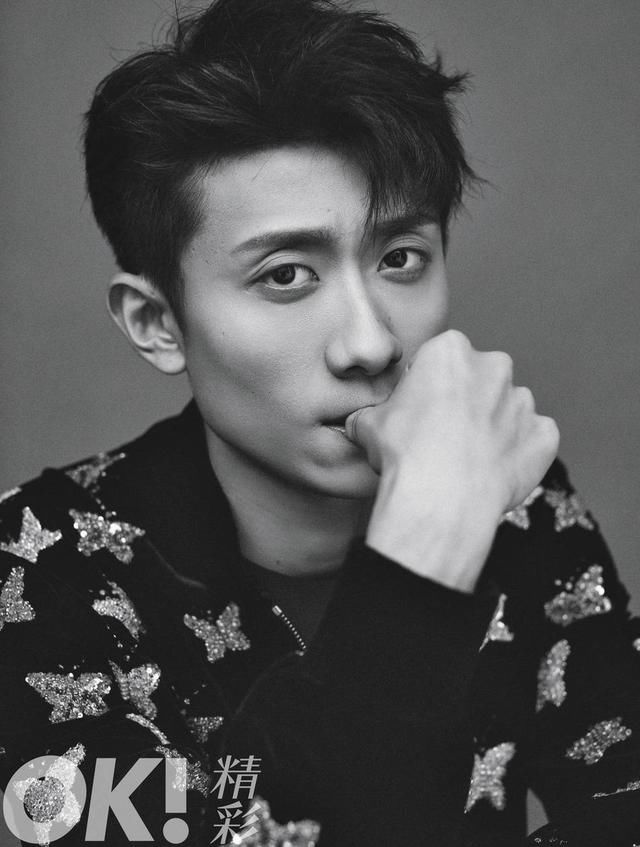 张一山豹纹阔腿裤搭配花衬衣一改往日形象,网