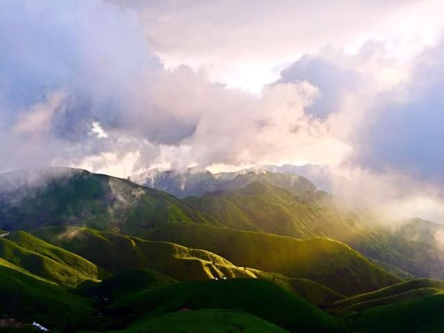 这里是中国十大“非著名”山峰之一，还有一个绝美的天上草原