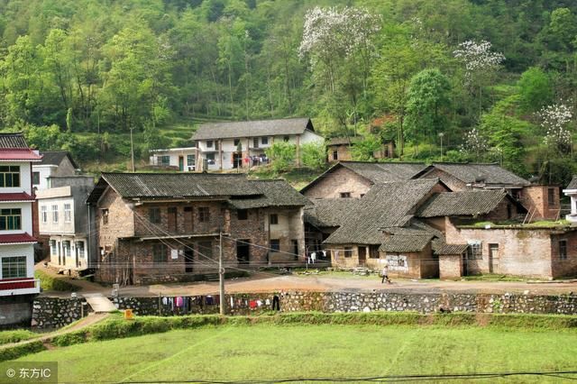 在农村建房，十年后值不值钱？看了才知道！