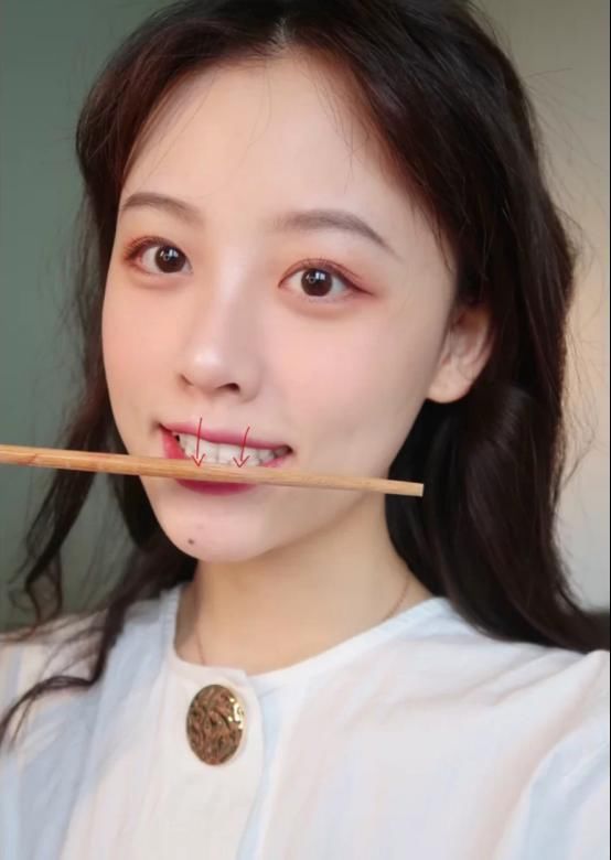 明星笑起来好看你却僵硬，那是因为你这里不好看，3招改善