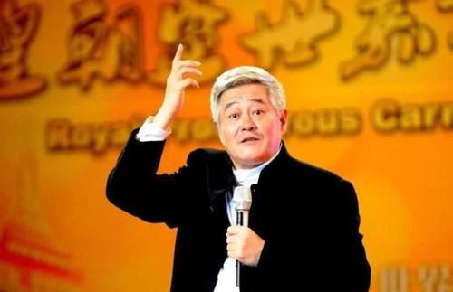 63岁赵本山演唱歌曲，红光满面却身材消瘦，儿子自称娶十个媳妇