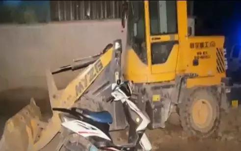 工地夜间警示设置不到位 江阴一摩托车翻进沟