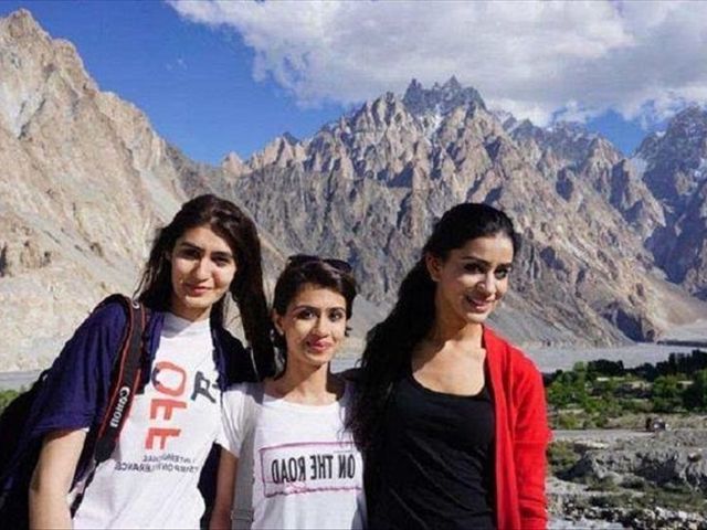 中国游客在巴基斯坦旅游,在商店买水,老板做的