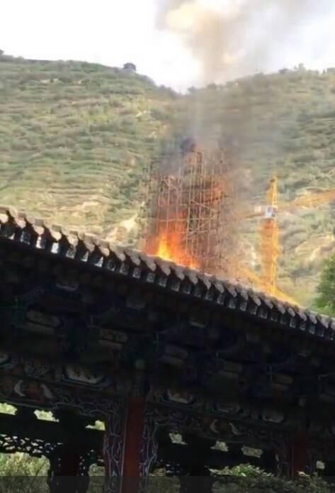 兰州一在建大佛工地起火 佛像被吞噬现场有爆裂声