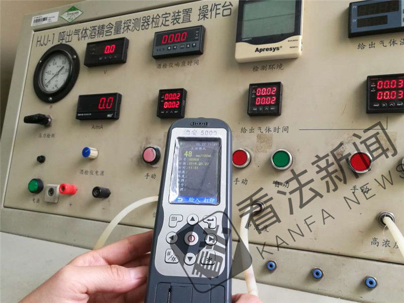 交警精准查酒驾 仪器半年检一次