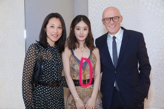 赵丽颖好保守!穿深V礼服还把V给缝起来,腰太细