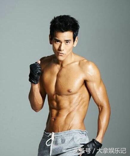 彭于晏张艺兴腹肌福利来了,但是没想到胡歌也有腹肌