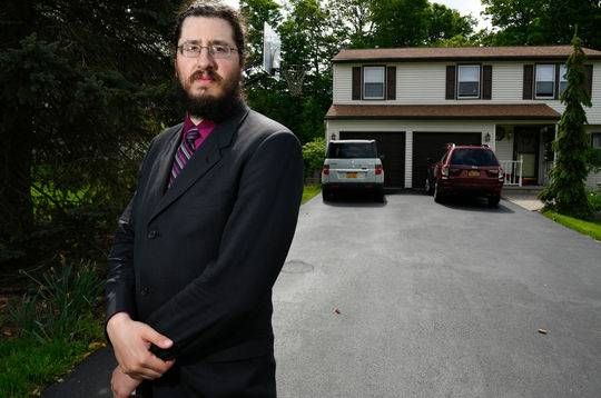 纽约30岁男子在家啃老8年在外装成功人士 父母