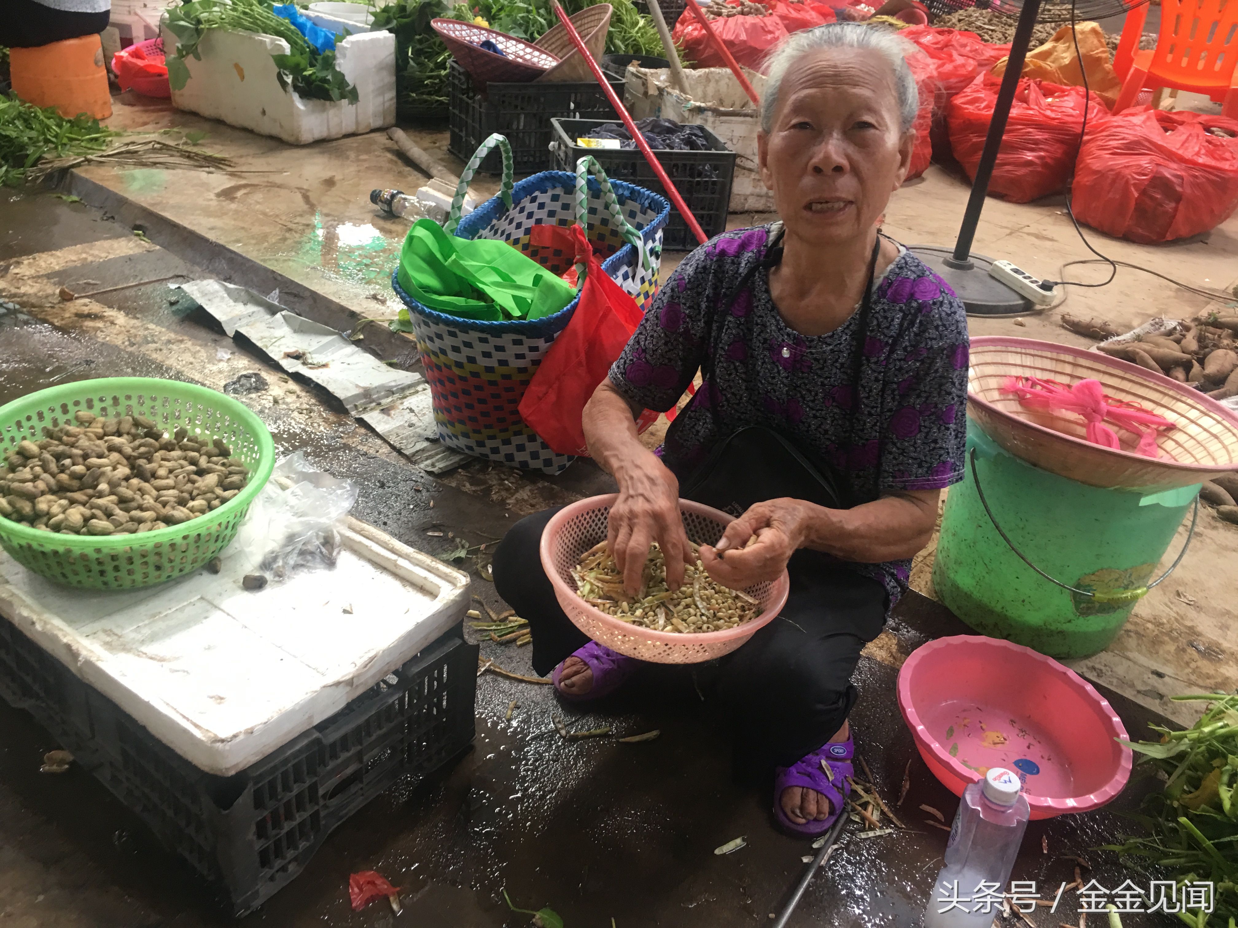 广西市场实拍:农村的老奶奶，在卖自己种的农产品，12元一斤