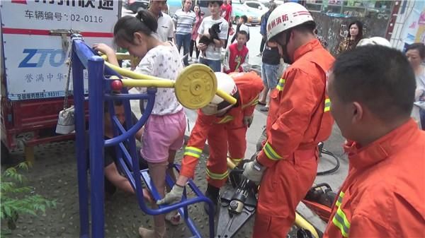 娱乐更要注意安全!沙市小女孩被卡健身器材,出
